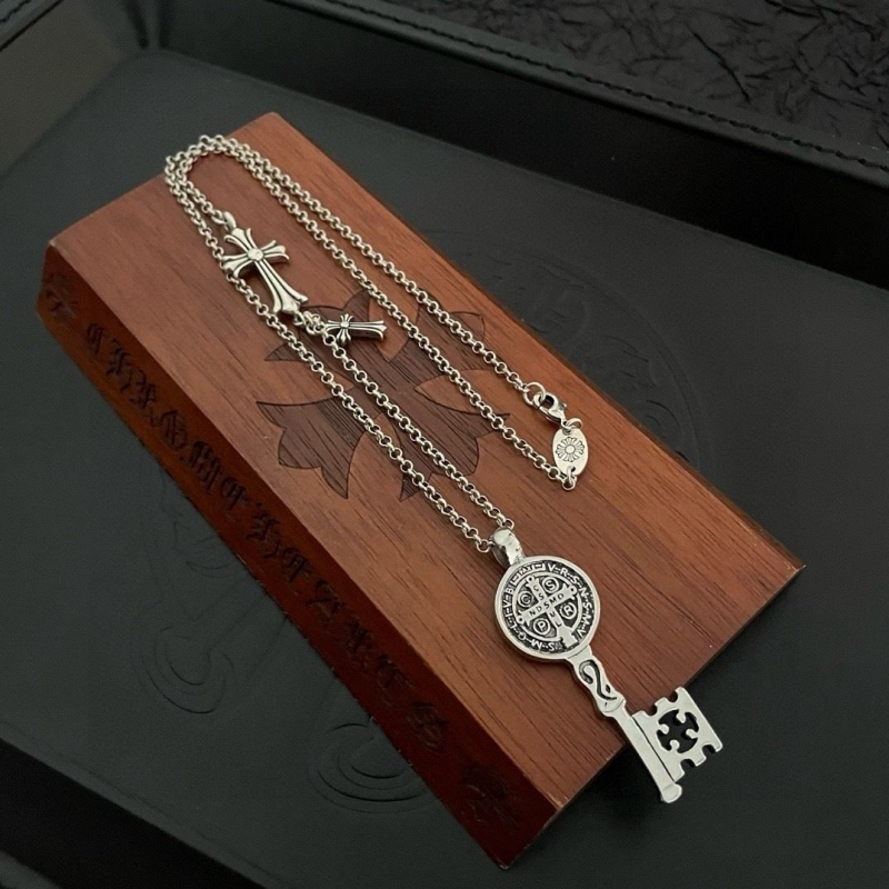 Ch*0me He**ts necklaces